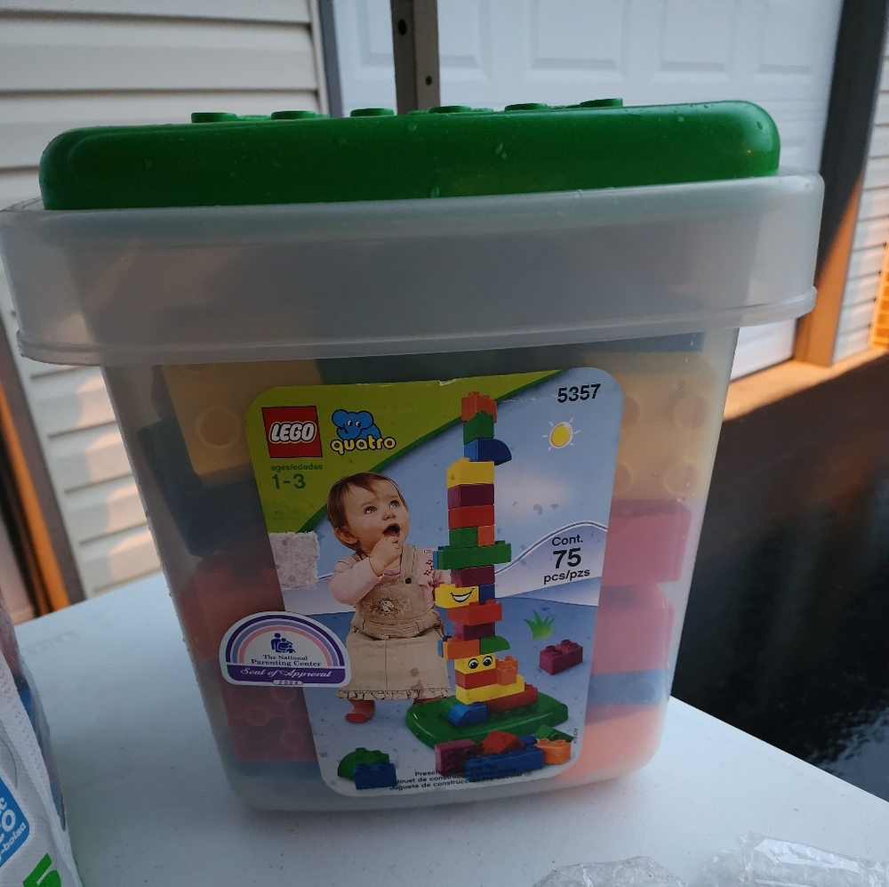 Legos / Legos Duplo 75 piece with Container